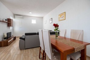 Dining - Spacious 2BR Apartment with Terrace & Parking in Neum (Neum)