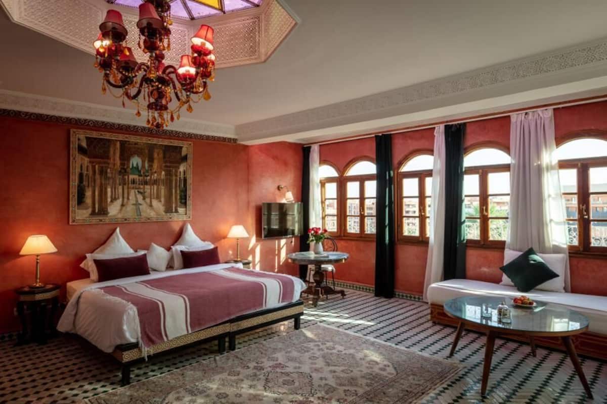Suite Deluxe | Ropa de cama de alta calidad, caja fuerte, escritorio