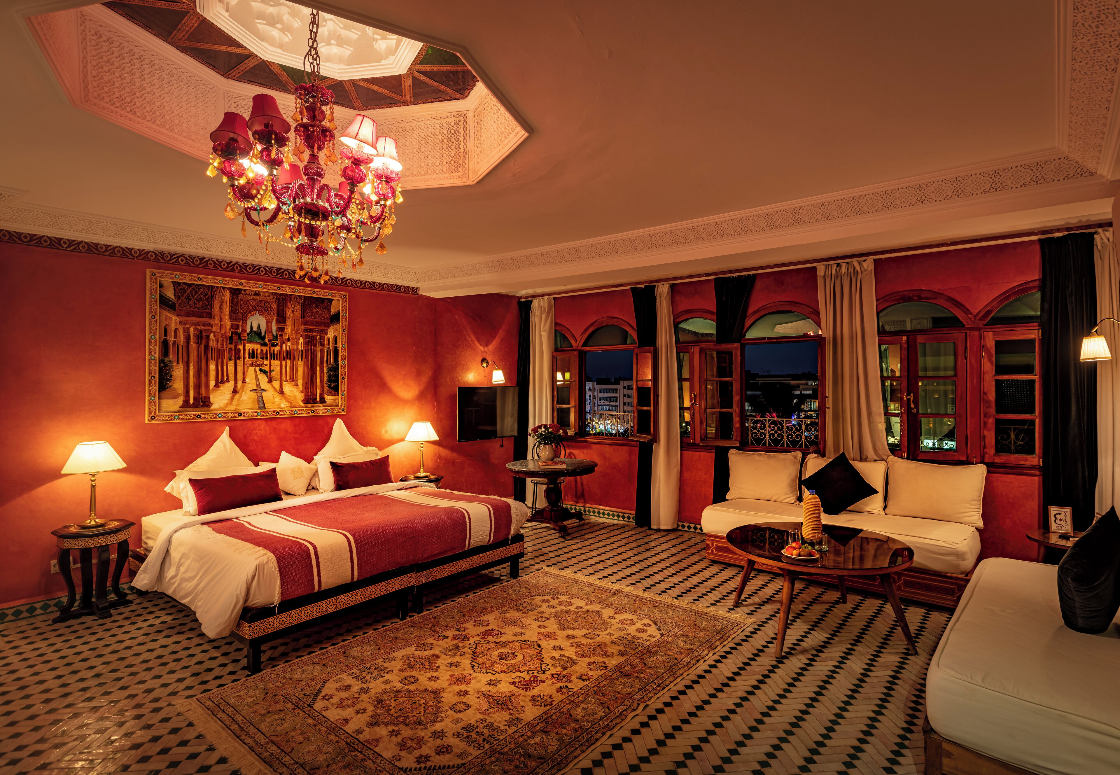 华丽套房 | 高档床上用品、客房内保险箱、办公桌、笔记本电脑工作区