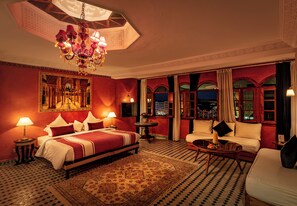 Deluxe suite | Luxe beddengoed, een kluis op de kamer, een bureau, een laptopwerkplek