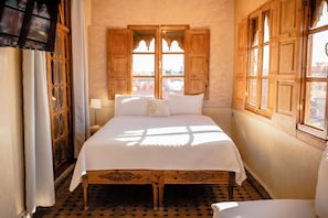 Suite de lujo | Ropa de cama de alta calidad, caja fuerte, escritorio