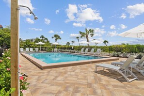 A heated pool - Beachfront Bliss Awaits: Discover Your Newly Remodeled Sanibel Island Escape (Sanibel)