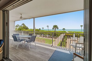 Outdoor dining - Beachfront Bliss Awaits: Discover Your Newly Remodeled Sanibel Island Escape (Sanibel)