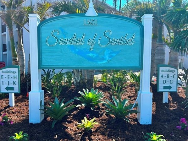 A sign for Sundial of Sanibel with directional arrows for buildings E-F-H-I-J-K and A-B-C-D-G.