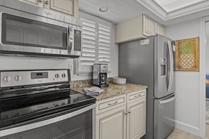 Geladeira, micro-ondas, fogão, cooktop
