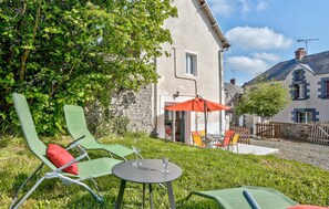 Outdoor dining - Awesome home in Quettreville-sur-Sienn with WiFi (Quettreville-sur-Sienn)