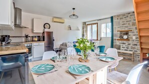Une cuisine moderne avec un coin repas aménagé pour prendre un repas.