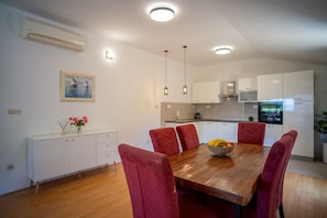 Dining - Beautiful 2-Bedroom Apartment in Trpanj (Trpanj)