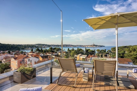 Una piscina al aire libre de temporada, sombrillas. Level 5 Rovinj Adults only