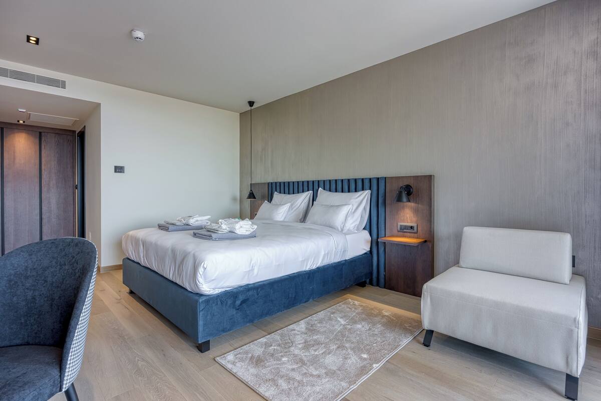 In-room safe, desk, laptop workspace, blackout curtains