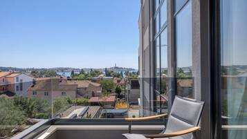 Suite estándar, balcón, vista parcial al mar | Terraza o patio