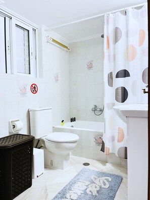 Séchoir à cheveux, serviettes fournies, savon, papier de toilette
