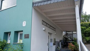 Entrada de un hotel con un cartel que dice 'hotel stadt ludenscheid'.