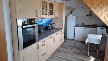 Kühlschrank, Mikrowelle, Herdplatte, Geschirrspüler