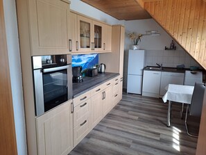 Kühlschrank, Mikrowelle, Herdplatte, Geschirrspüler