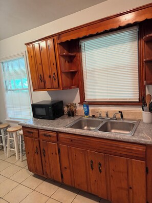 Microondas, horno, placa de cocina