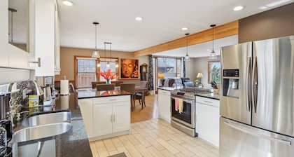 Luxury 3BR Contemporary Home - Central Location to Downtown, Arts, Events,
