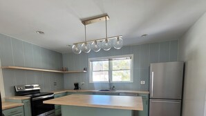 Réfrigérateur, un four, surface de cuisson, lave-vaisselle