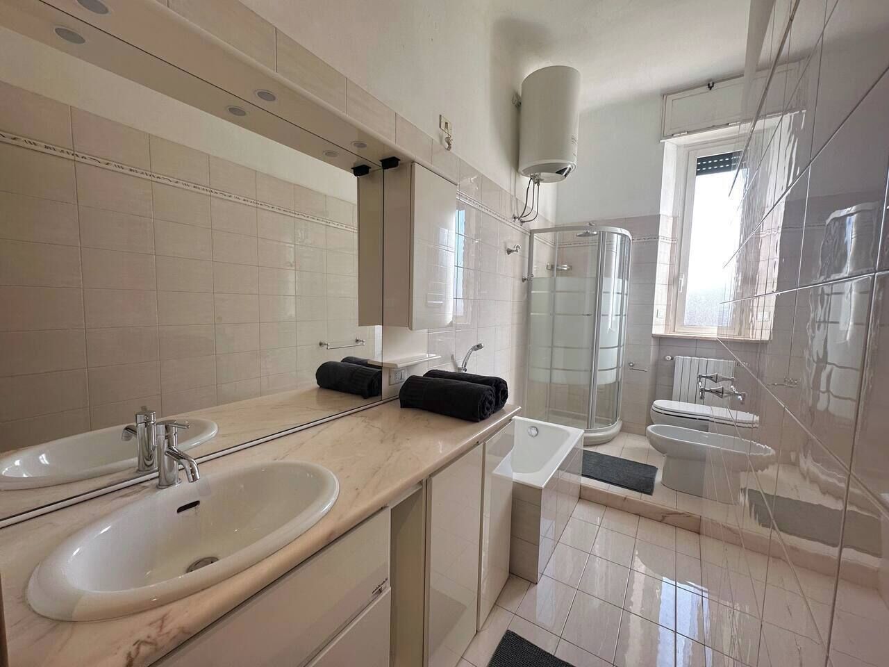 Een douche, een haardroger, een bidet, handdoeken