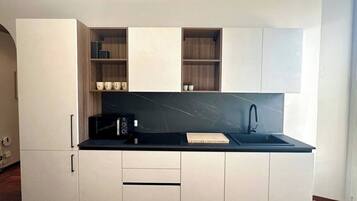 KĂŒhlschrank, Mikrowelle, Herdplatte, Wasserkocher mit Kaffee-/Teezubehör