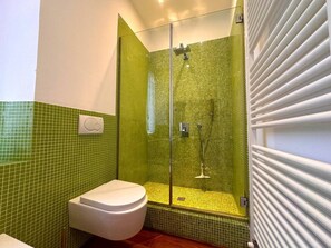 Dusche, Haartrockner, Bidet, Handtücher