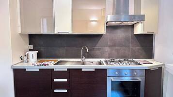 Een koelkast, een magnetron, een oven, een kookplaat