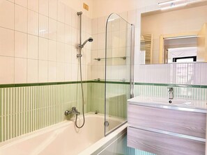 Ducha, secador de pelo, bidé y toallas