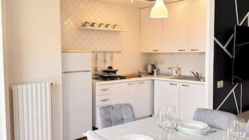 Kühlschrank, Mikrowelle, Herdplatte, Kochgeschirr/Geschirr/Besteck