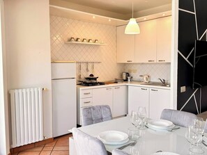 Frigorífico, microondas, placa de cocina y hervidor eléctrico