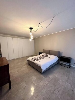 1 dormitorio, tabla de planchar con plancha, wifi y ropa de cama