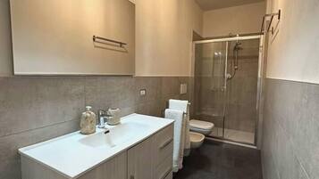 Doccia, asciugacapelli, bidet, asciugamani