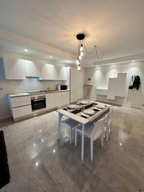 Frigorífico, microondas, horno y placa de cocina