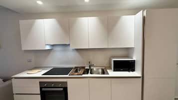 Een koelkast, een magnetron, een oven, een kookplaat