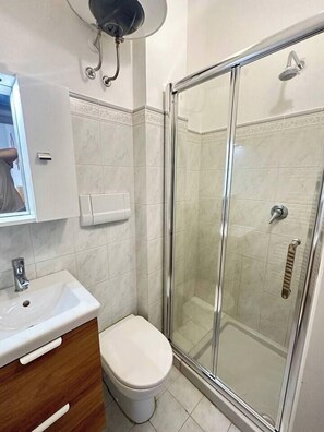 Douche, sĂšche-cheveux, serviettes fournies, papier toilette