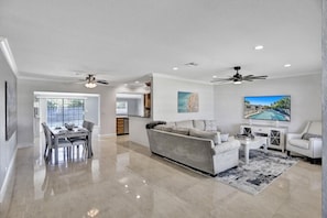 TV - Lighthouse Point Oasis w Pool & Hot Tub Near Beach (Lighthouse Point)