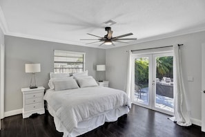 2 habitaciones, escritorio y tabla de planchar con plancha