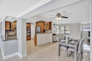 Dining - Lighthouse Point Oasis w Pool & Hot Tub Near Beach (Lighthouse Point)