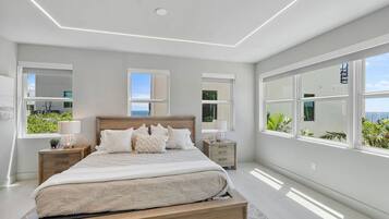 3 slaapkamers, een bureau, een strijkplank/strijkijzer, reisbedje