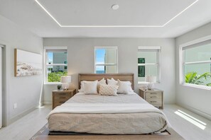 3 habitaciones, escritorio y tabla de planchar con plancha 
