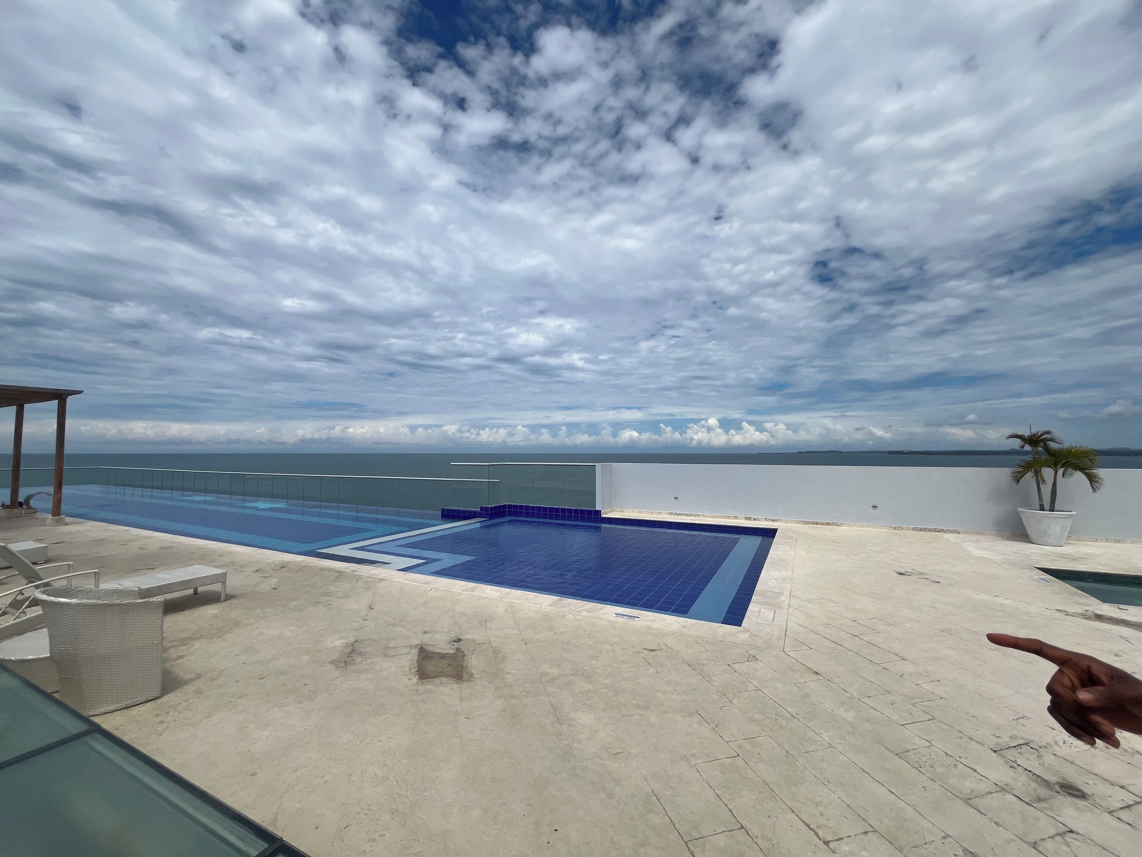 Une piscine à débordement située sur le toit, offrant une vue dégagée sur l’océan.