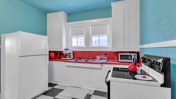 Een koelkast, een magnetron, een oven, een koffiezetapparaat/waterkoker