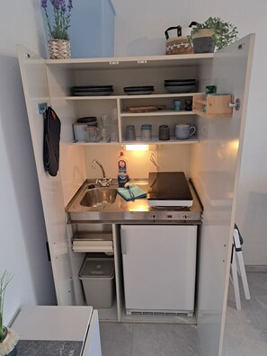 Kühlschrank, Herdplatte, Wasserkocher mit Kaffee-/Teezubehör