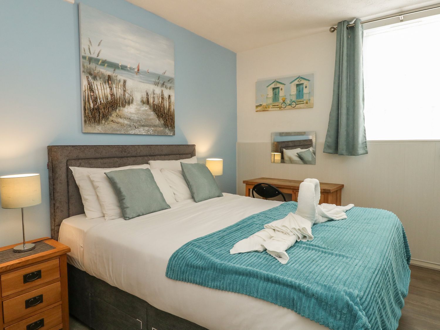 2 Schlafzimmer, individuell dekoriert, individuell eingerichtet