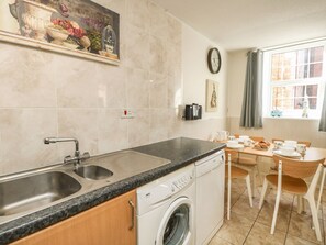 Dishwasher, cookware/dishes/utensils - Old Malthouse Apartment (Weymouth)