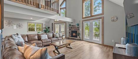 Smart TV, chimenea, futbolito