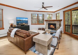 Smart TV, fireplace