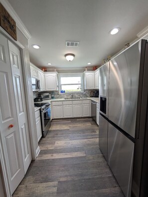 Kjøleskap, mikrobølgeovn, ovn og kokeplater