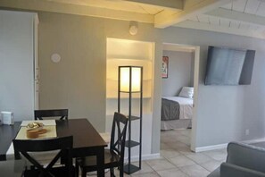 1 slaapkamer, een strijkplank/strijkijzer, wifi, beddengoed