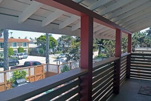 Property grounds - San Diego Surf Camp #4 - 1/2 Block to the Pacific! (San Diego)