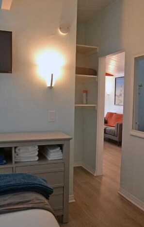 1 habitación, tabla de planchar con plancha, wifi y ropa de cama 